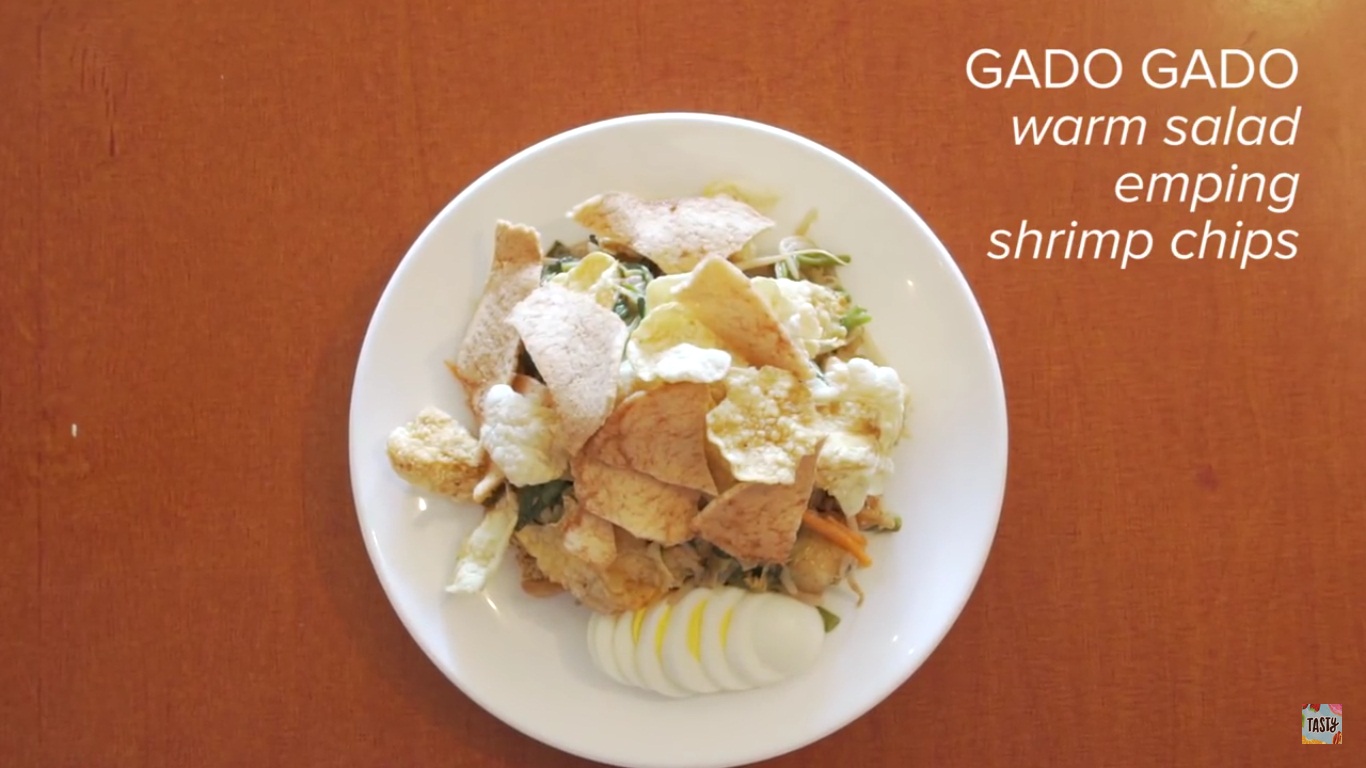 Orang Bule Mencicipi Masakan Indonesia